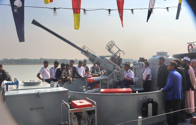 পায়রা বন্দরে নৌবাহিনীর যুদ্ধজাহাজ জনসাধারণের জন্য উন্মুক্ত