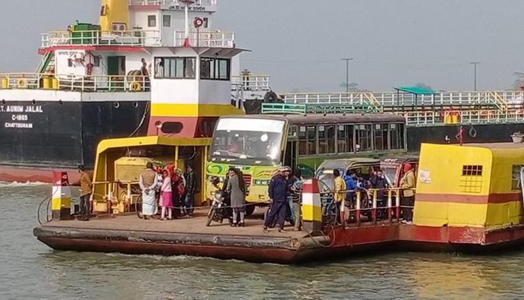 হঠাৎ নদীভাঙন: কাউখালীর আমরাজুড়ি ফেরি দুদিন ধরে বন্ধ
