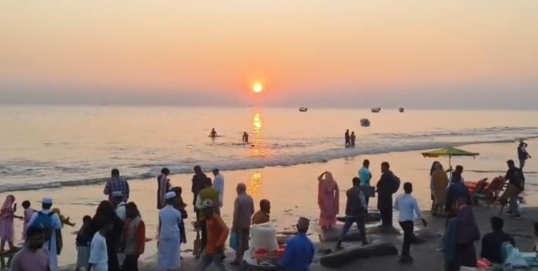 টানা তিন দিনের ছুটিতে কুয়াকাটায় পর্যটকের উপচে পড়া ভিড়