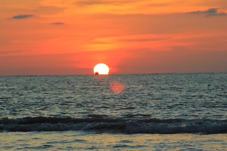 ২০২৫ খ্রিষ্টাব্দের শেষ সূর্যাস্ত কুয়াকাটায়