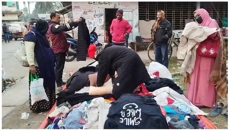 নেছারাবাদে তীব্র শীতে ফুটপাতে শীতবস্ত্র কেনাকাটায় জমজমাট