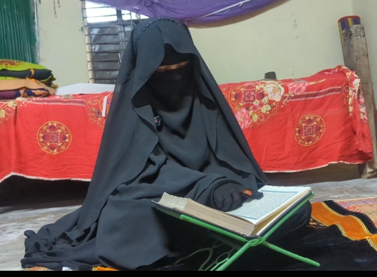 কুয়াকাটায় ১০ বছর বয়সে মাত্র ১১ মাসে কোরআনে হাফেজা শিশু মারজুকা