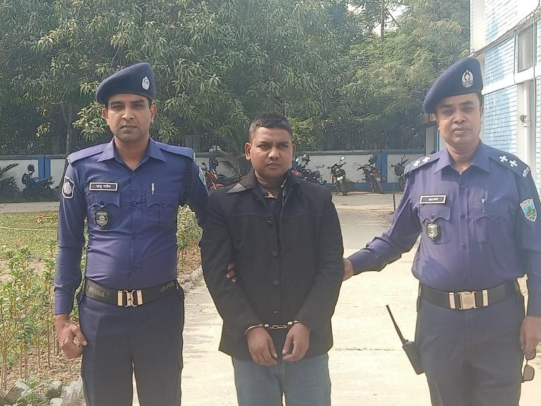 চাঁপাইনবাবগঞ্জে আমেরিকার তৈরি পিস্তল ও গুলিসহ যুবক গ্রেপ্তার