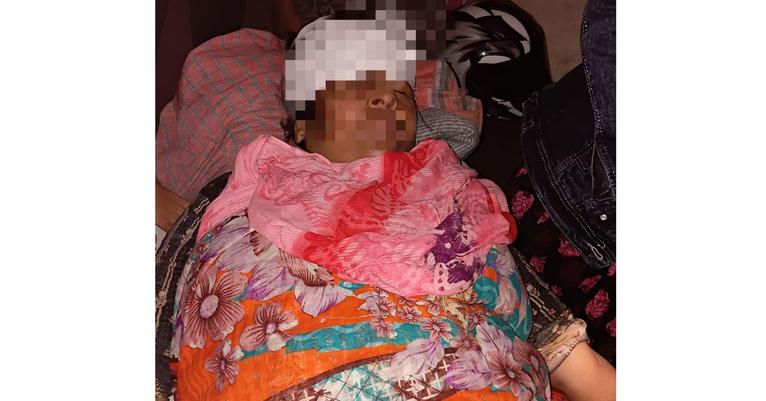 গৌরনদীতে উপজেলা স্বাস্থ্য কমপ্লেক্সে চিকিৎসাধীন লাকী বেগম।