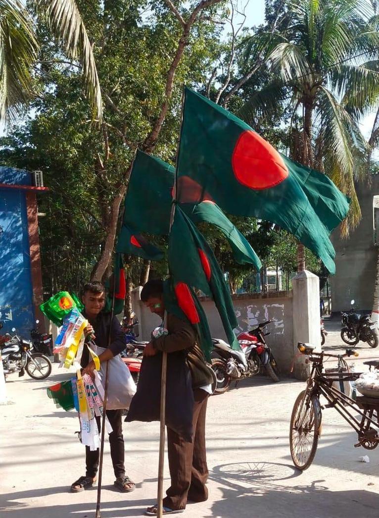 বিজয় দিবস সামনে রেখে নাজিরপুরে জমজমাট জাতীয় পতাকার বিক্রি