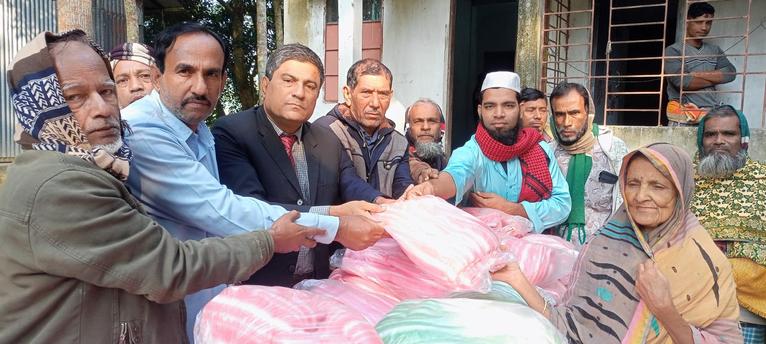 গৌরনদীতে শীতবস্ত্র বিতরণ করলেন অ্যাড. এস এম সালাউদ্দিন