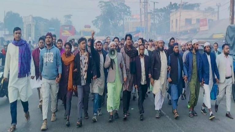 গৌরনদীতে হাদি হত্যার বিচারের দাবিতে বিক্ষুব্ধ ছাত্র-জনতা