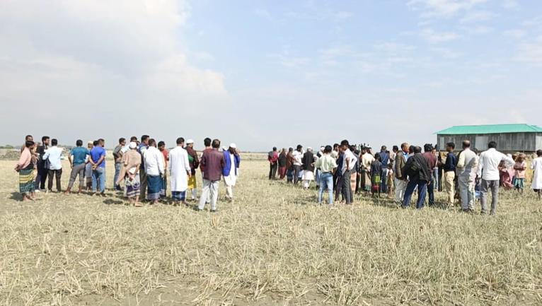 পুলিশের হস্তক্ষেপ: চরফ্যাশনে জমি ও ধান কাটাকে কেন্দ্র করে উত্তেজনা চরমে