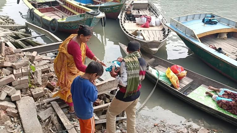 নেছারাবাদ স্বাস্থ্য কমপ্লেক্সে নৌপথে আসা রোগীদের দুর্ভোগ চরমে
