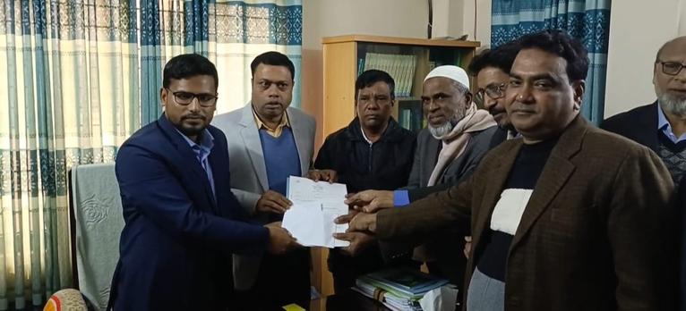 চাঁপাইনবাবগঞ্জ-১ আসনে বিএনপি প্রার্থীর মনোনয়নপত্র সংগ্রহ