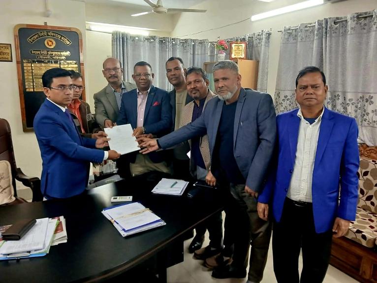 বরিশাল-১ আসনে বিএনপি প্রার্থী এম. জহির উদ্দিন স্বপনের মনোনয়নপত্র সংগ্রহ