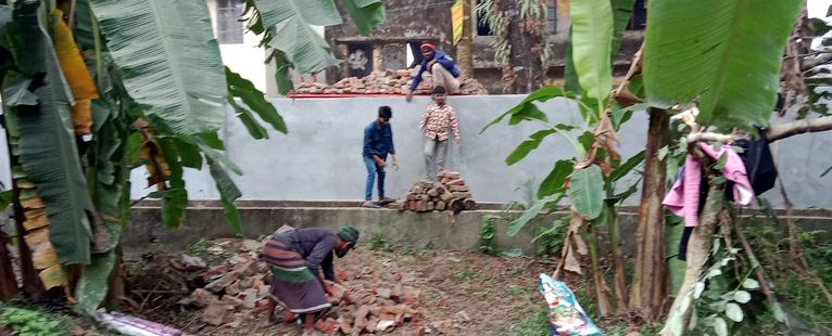 পরিত্যক্ত ভবনটির মালামাল এভাবেই চুরি করে নিয়ে যাচ্ছিল চক্রটি।