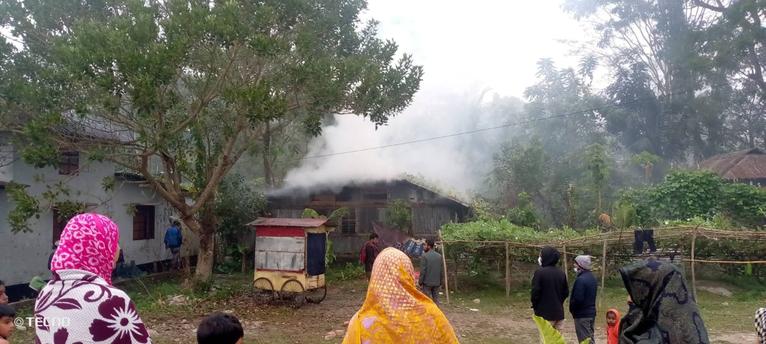 ভোরের আগুনে নিঃস্ব দিনমজুর, নেছারাবাদে পুড়ল বসতঘর