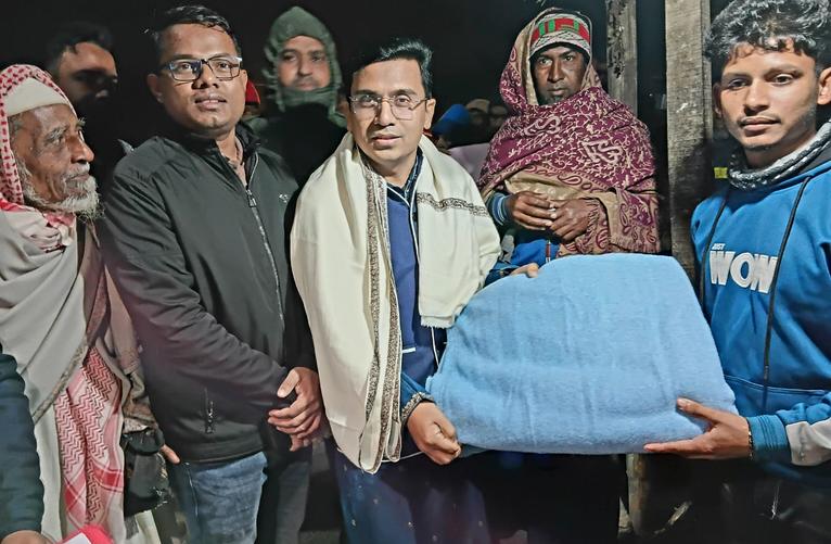 গৌরনদীতে মধ্যরাতে ছিন্নমূলদের হাতে কম্বল তুলে দিলেন ইউএনও-এসিল্যান্ড