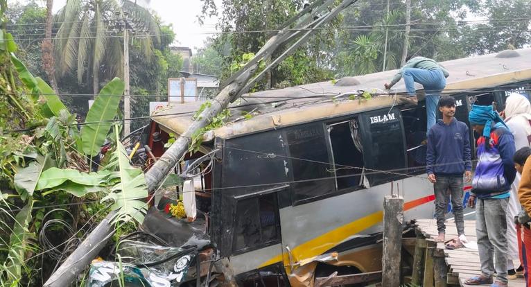 গৌরনদীতে ইসলাম পরিবহনের বাস নিয়ন্ত্রণ হারিয়ে খাদে, আহত ৪