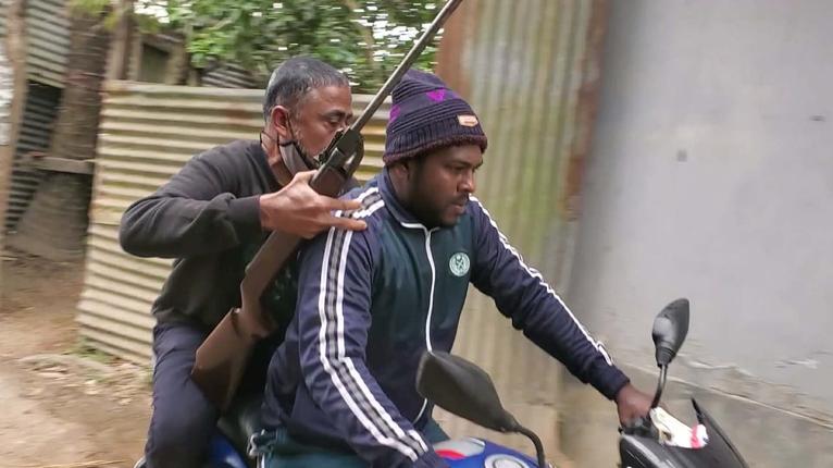 বরগুনায় কারারক্ষীদের পাখি শিকার ঘিরে বিতর্ক