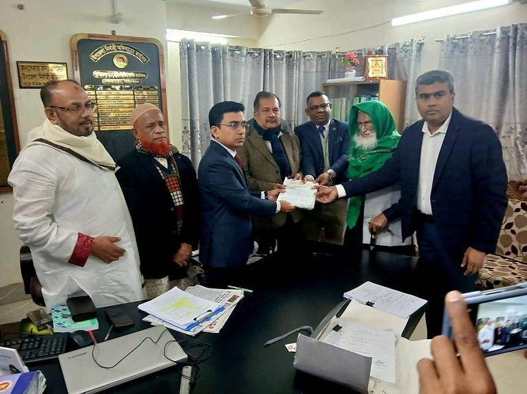 বরিশাল-১: বিএনপি প্রার্থী এম জহির উদ্দিন স্বপন মনোনয়নপত্র জমা দিলেন