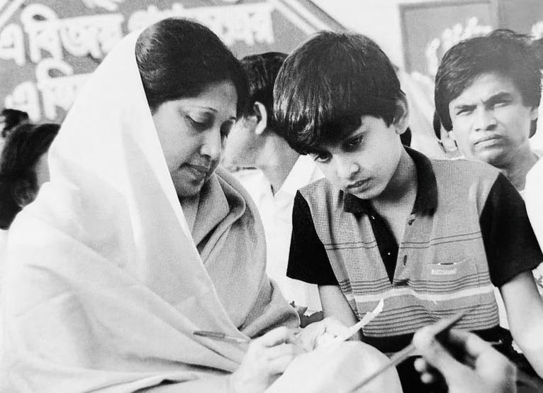 শিশুদের মাঝে প্রয়াত সাবেক প্রধানমন্ত্রী বেগম খালেদা জিয়া। ছবি- ইন্টারনেট থেকে সংগৃহীত