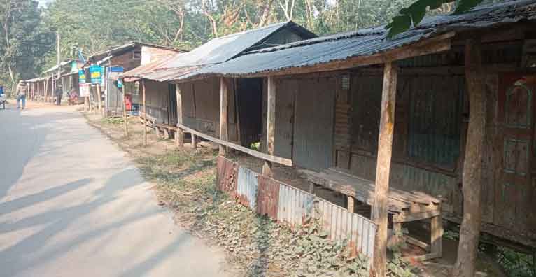 গৌরনদীতে ছেলেকে না পেয়ে ব্যবসায়ীর বাবাকে গ্রেফতারের প্রতিবাদে দোকান বন্ধ