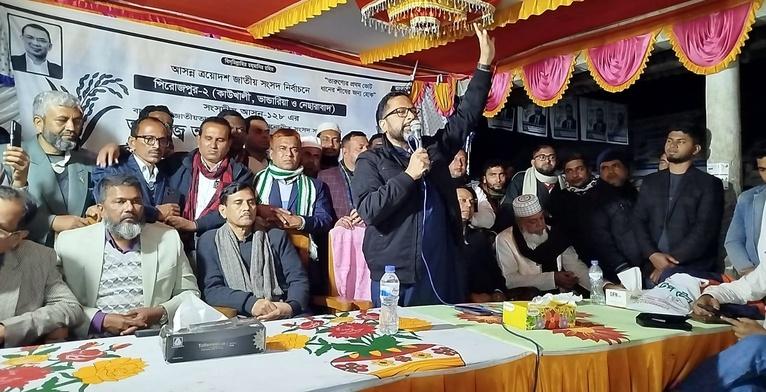 বিএনপি মনোনীত ধানের শীষ প্রতীকের প্রার্থী আহম্মদ সোহেল মনজুর সুমন বক্তব্য রাখছেন