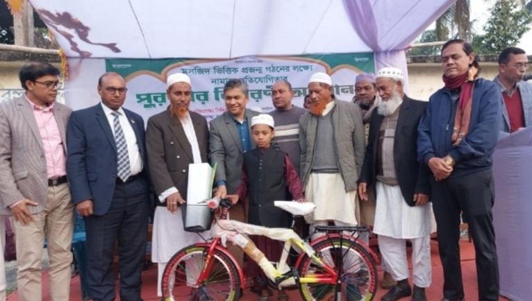 গলাচিপায় নামাজ আদায় করে বাইসাইকেল পেল ২৮ শিশু