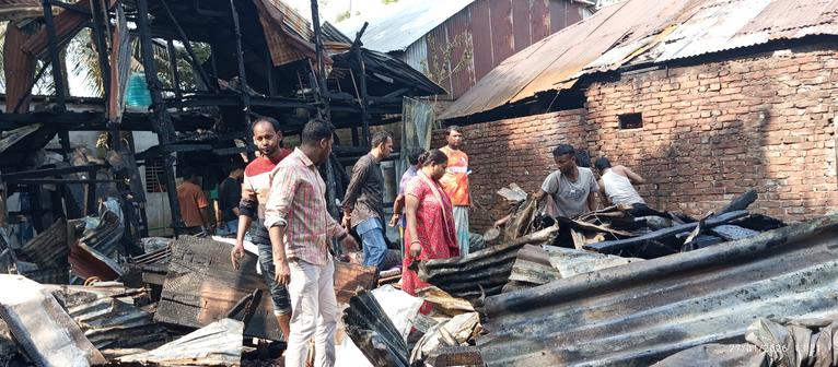 গলাচিপায় অগ্নিকাণ্ডে পাঁচটি বসতঘর ক্ষতিগ্রস্ত