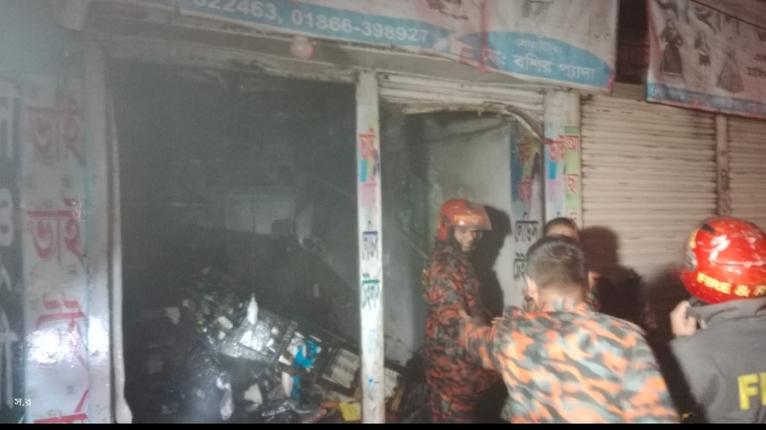 গলাচিপায় সদর রোডে অগ্নিকাণ্ডে দুইটি টেইলার্স দোকান ভস্মীভূত