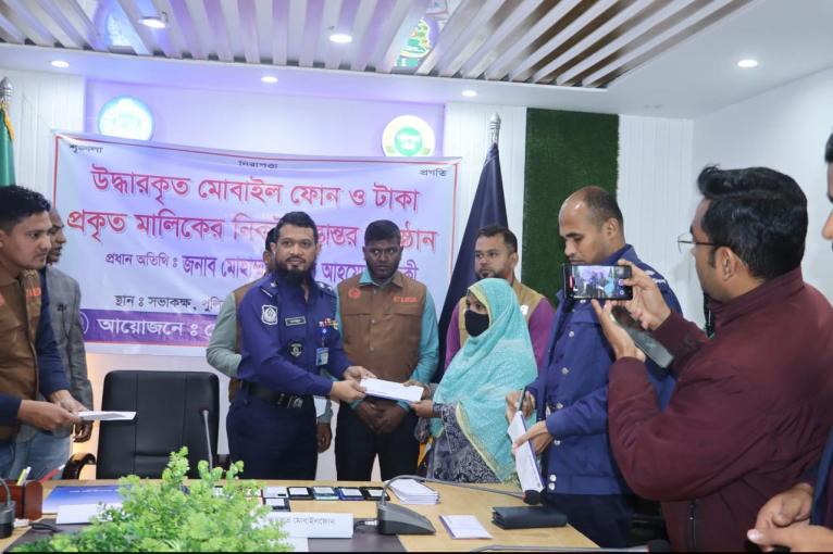 পিরোজপুরে পুলিশের অভিযানে ২২টি মোবাইল ও বিকাশ প্রতারণার ১৮ হাজার টাকা উদ্ধার