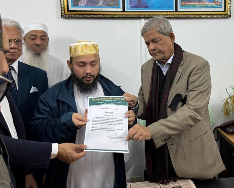 খালেদা জিয়ার মৃত্যুতে বিএনপি কার্যালয়ে ছারছীনার পীর ছাহেবের সমবেদনা