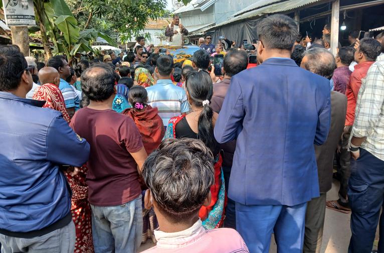 জনসংযোগ করছেন বিএনপি মনোনিত প্রার্থী এম. জহির উদ্দিন স্বপন।