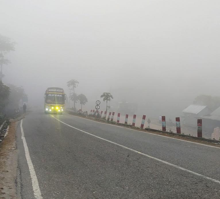 নাজিরপুরে জেঁকে বসেছে শীত, হেডলাইট জ্বেলে চলছে যানবাহন