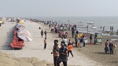 সাপ্তাহিক ছুটিতে কুয়াকাটা সৈকত পর্যটকে টইটুম্বুর