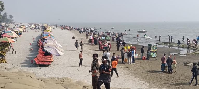 সাপ্তাহিক ছুটিতে কুয়াকাটা সৈকত পর্যটকে টইটুম্বুর