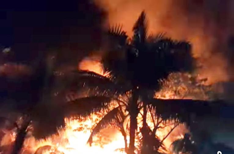 বরগুনা শহরে ভয়াবহ আগুনে তিনটি বসতঘর পুড়ে ছাই