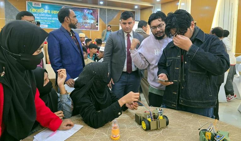 কুয়াকাটায় প্রযুক্তির ছোঁয়া: ১২০ শিক্ষার্থী নিয়ে রোবোটিকস ওয়ার্কশপ