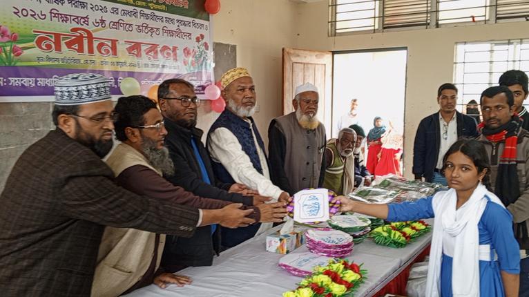 মির্জাগঞ্জে শিক্ষার্থীদের নবীন বরণ ও স্কুল ব্যাগ বিতরণ