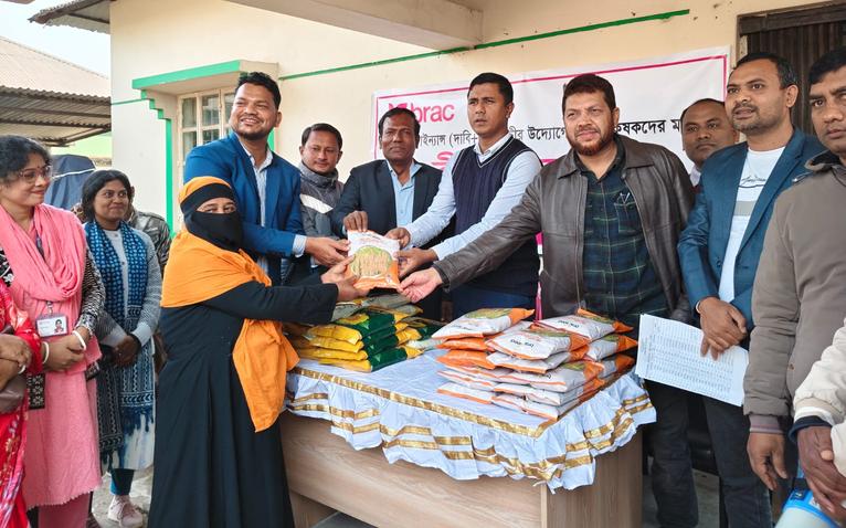 কলাপাড়ায় ৪ শত প্রান্তিক কৃষকের মাঝে ব্র্যাকের বীজ বিতরণ