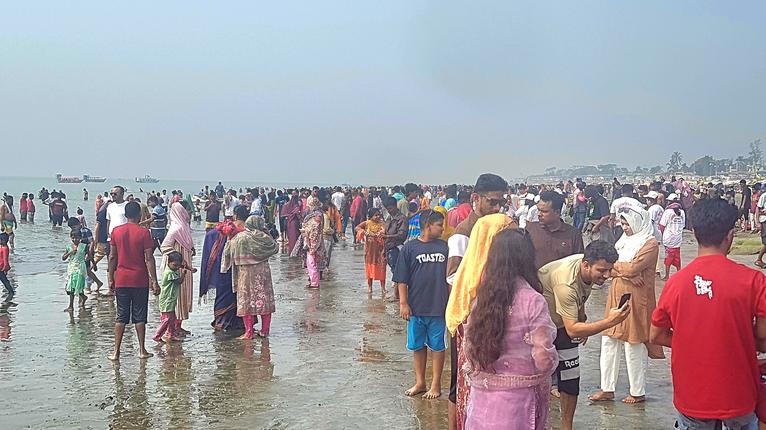 শীতের শেষ ছুটিতে কুয়াকাটা সৈকতে পর্যটকের ঢল