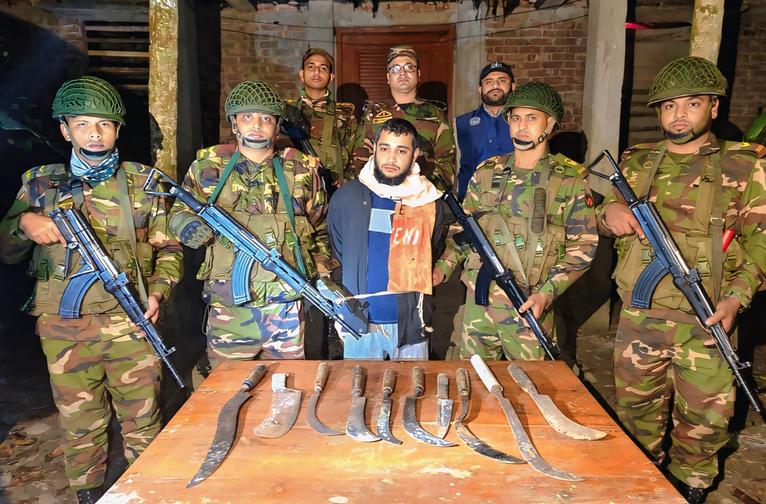 কাউখালীতে যৌথ বাহিনীর অভিযানে দেশীয় অস্ত্র উদ্ধার, মাদককারবারি গ্রেফতার