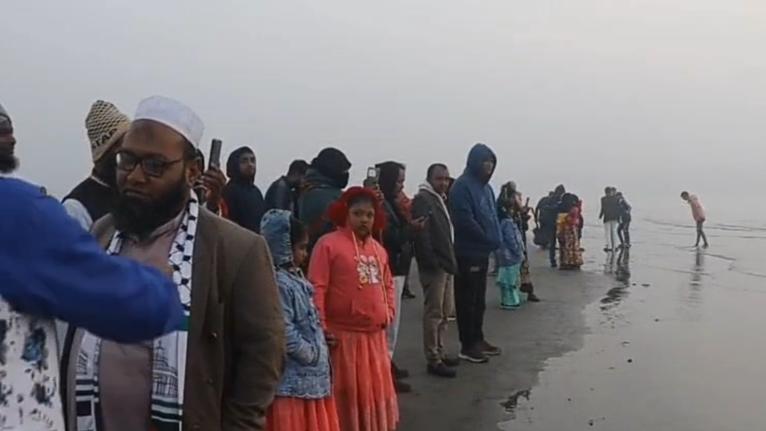 ঘন কুয়াশায় বাগড়া নতুন বছরের সূর্যকে স্বাগত জানাতে কুয়াকাটায় পর্যটকদের ভিড়