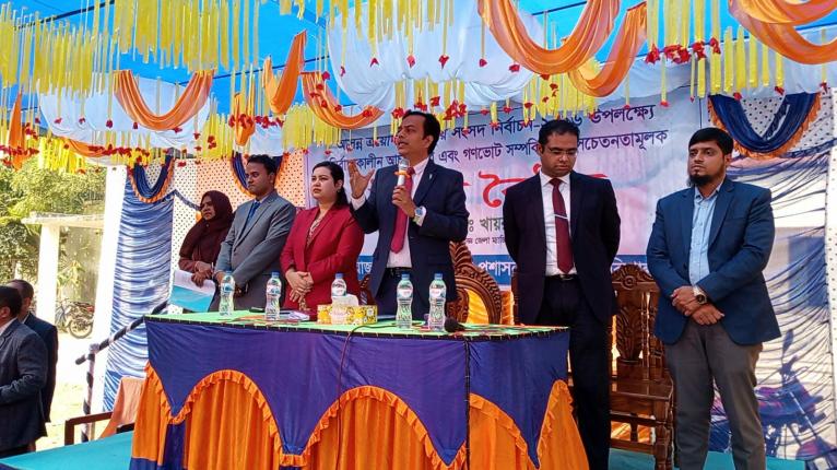 গণভোটের প্রচারণায় জনগণের দুয়ারে জেলা প্রশাসক সুমন