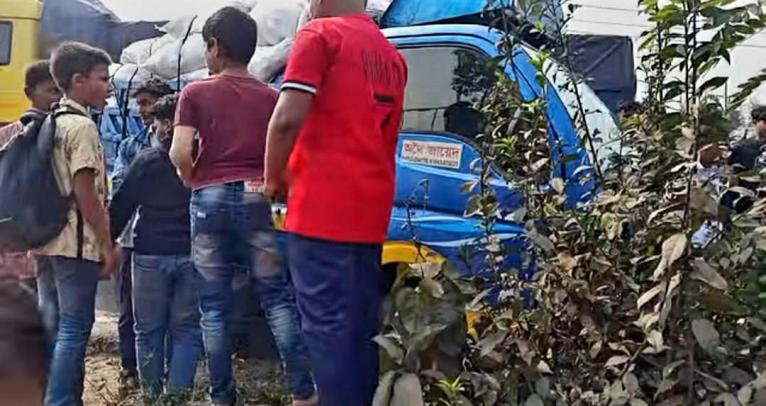 গৌরনদীতে ট্রাকের ধাক্কায় স্কুলছাত্র গুরুতর আহত