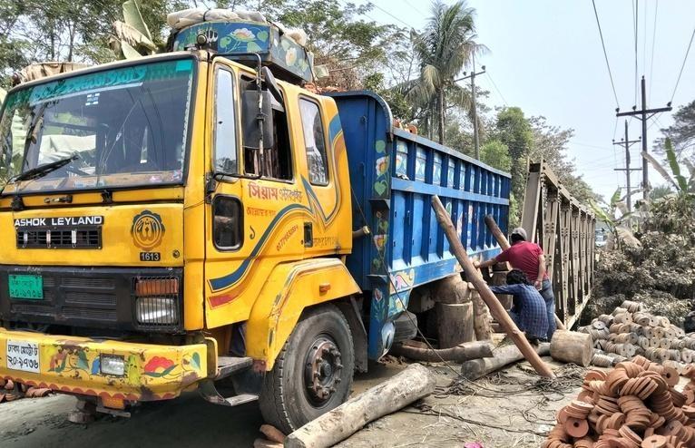 মির্জাগঞ্জে গাবতলা খালের বেইলি ব্রিজে ট্রাক আটকে ১৭ ঘণ্টা যান চলাচল বন্ধ