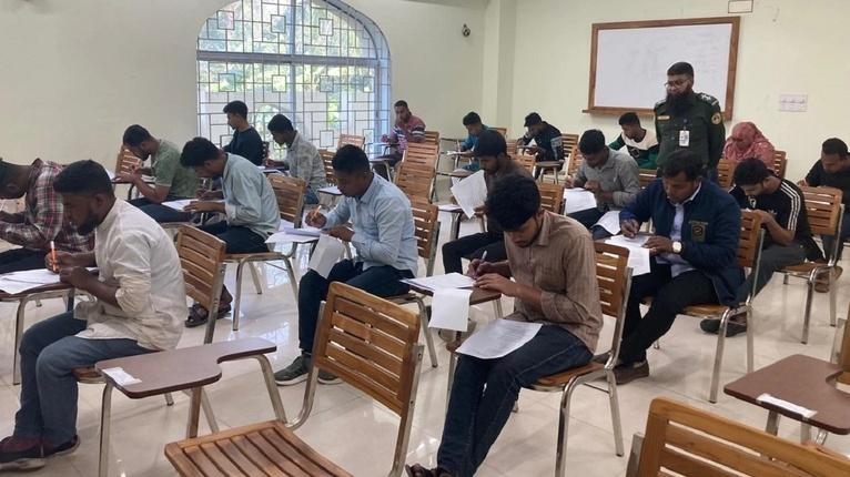 গ্রাম পুলিশ নিয়োগ পরিক্ষা চলছে। ছবি- সংগৃহীত