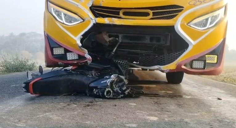 বাস-মোটরসাইকেল সংঘর্ষে মৎস্য ব্যবসায়ী নিহত