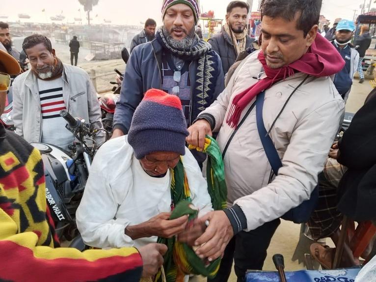 কুয়াকাটায় ভ্রাম্যমাণ ভারসাম্যহীনদের শীতবস্ত্র বিতরণ