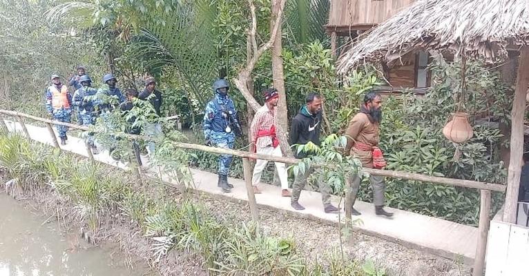 আইনশৃঙ্খলা বাহিনীর যৌথ অভিযান, সুন্দরবনে জিম্মি পর্যটক উদ্ধার, ৬ জন আটক