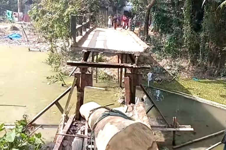 গৌরনদীতে ভেঙে পড়া আয়রন ব্রিজে গাছবোঝাই ঠেলাগাড়ি খালে