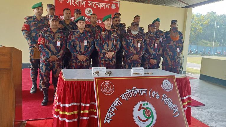 চাঁপাইনবাবগঞ্জ সীমান্তে বিজিবির অভিযানে ২টি বিদেশি অস্ত্র ও গুলি উদ্ধার