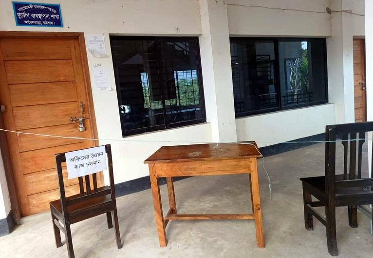 আগৈলঝাড়ায় অফিস সময়েও প্রবেশ বন্ধ, কক্ষে বসেই কাজের অভিযোগ